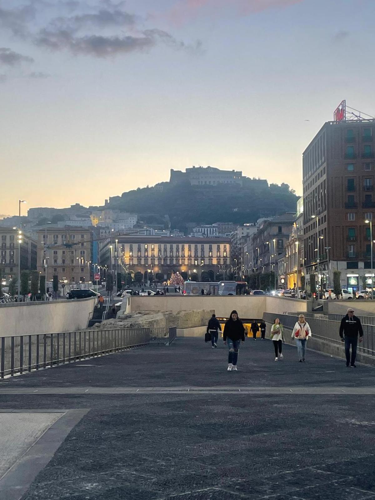 B&B Ruffo Nel Cuore Di Napoli Luaran gambar